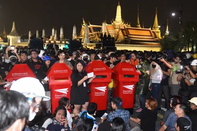 น.ส. จุฑาทิพย์ ศิริขันธ์ จากกลุ่มเยาวชนปลดแอก นำจดหมายไปหย่อนในตู้ไปรษณีย์จำลอง