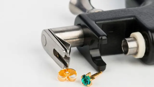 Utensilio para perforación cutánea.