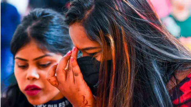 दर्शन घेणारी महिला