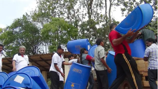 காட்டு மிருகங்களுக்கு நீர் கிடைக்கும் வகையில் குளங்களை அண்மித்த பகுதியில் தகர மற்றும் பிளாஸ்ரிக் பரல்கள் இரண்டாக பிரிக்கப்பட்டு அதில் நீர் ஊற்றி வைக்கப்படுகின்றன.
