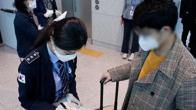 인천공항 입국장에서 검사 받는 한국인