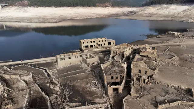 Casas en ruinas que quedaron al descubierto