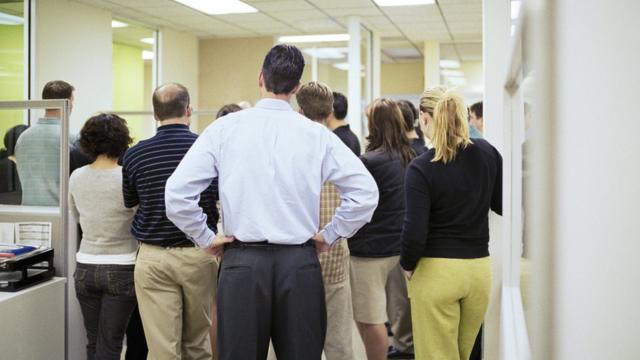 Trabalhadores reunidoscassino ganha no cadastroescritório para ouvir um anúncio