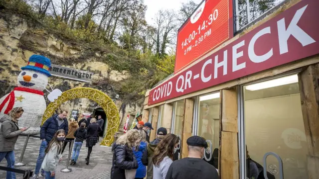 Проверка паспортов вакцинации на рождественской ярмарке в Нидерландах