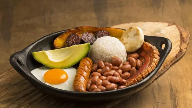 La bandeja paisa est un plat très populaire de la Colombie