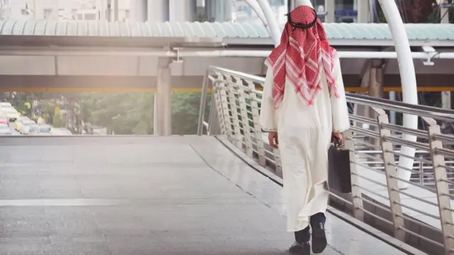 Hombre caminando por un puente.