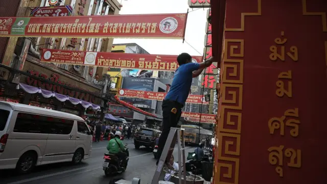 ข้างทางของถนนเยาวราชถูกตกแต่งเพื่อต้อนรับเทศกาลตรุษจีน