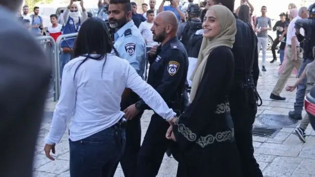 মুনা কুর্দকে আটক করে নিয়ে যাচ্ছে ইসরায়েলি পুলিশ, মে ৬, ২০২১