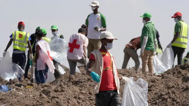На месте катастрофы лайнера Ethiopian Airlines