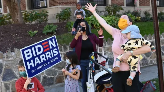 Algunas familias salieron con sus niños a las calles de Washington D.C. a mostrar su júbilo por la elección de Biden.
