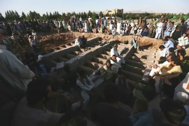 مراسم تدفین قربانیان هرات