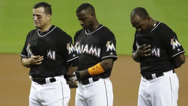 Jugadores de Maimi Marlins lloran en el campo de juego.