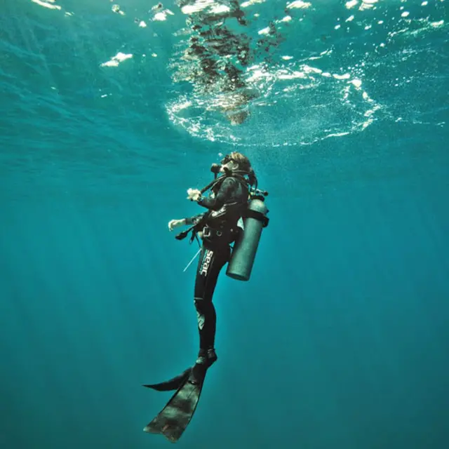 Ilena Zanella buceando en el mar en Costa Rica