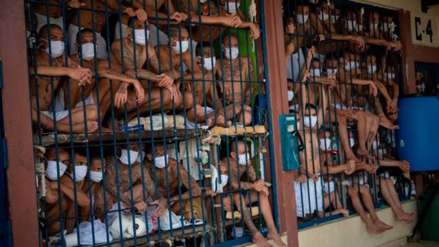 Pandilleros encarcelados en cárceles en El Salvador.