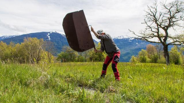 Lydwine Bruchez levantando placaresultados da mega sena caixaferro