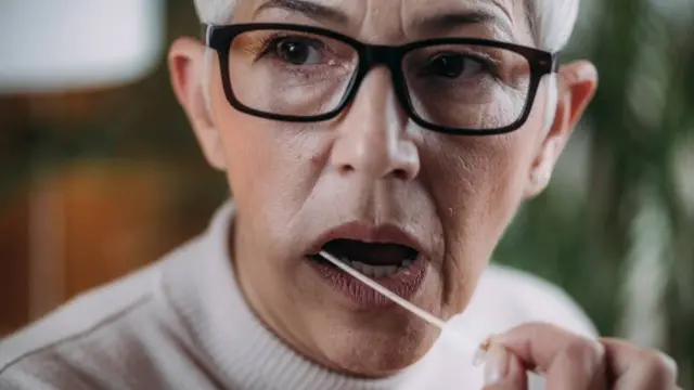 Sur la base d'un échantillon de salive, nous pouvons connaître notre risque génétique de maladies ou nos tendances aux traits psychologiques.