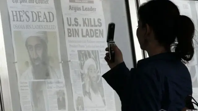 तस्वीर खींचती महिला