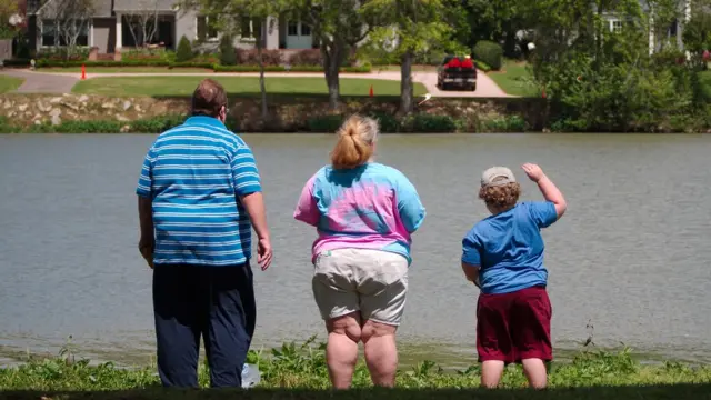 Homem, mulher e criança obesas