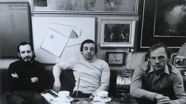 Музыканты в окружении живописи. Владимир Чекасин, Вячеслав Ганелин и Владимир Тарасов в квартире Тарасова в Вильнюсе. 1981 г. Фото Григория Таласа