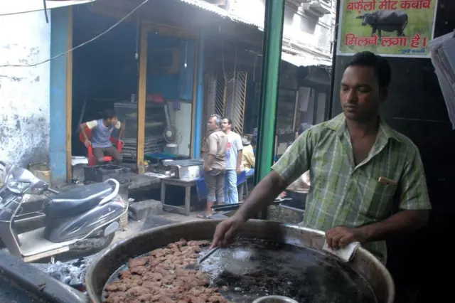 Homem prepara kebabs com carnequanto tempo demora o saque da pixbetvaca na Índia