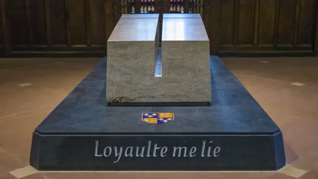 Барынан дагы Ричард 3-нүн жолу болбоду. Анын сөөгү бир нече жүз жыл кийин унаа токтотуучу жайга айланган жерден табылды. Ушул жүз жылдыкта гана аны король катары чиркөөгө кайра коюшкан.