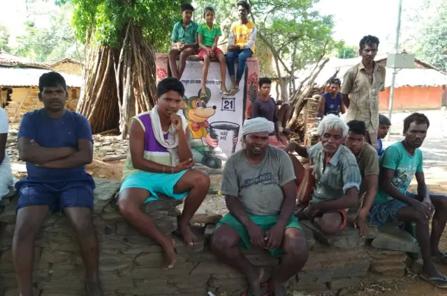 आदिवासी ठुकरा रहे सरकारी पक्के का मकान