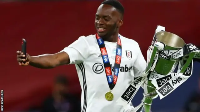 Neeskens Kebano fait un selfie avec la coupe.