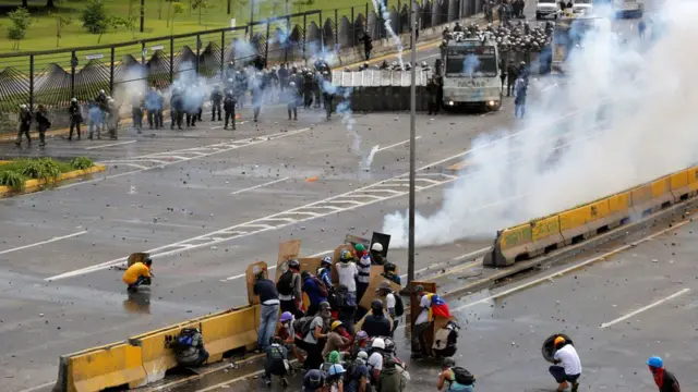 Askerler ile göstericiler karşı karşıya