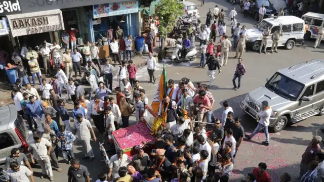 ખાડિયામાં રોડ શો કરતા રૂપાણી