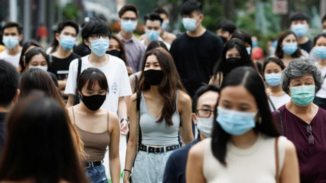 รูปฝูงชนสวมหน้ากาก