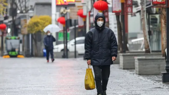 Hombre con mascarilla