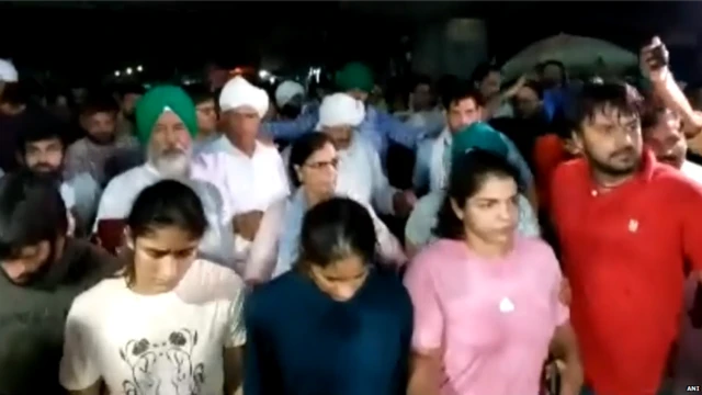 पहलवानों ने नरेश टिकैत को सौंपे मेडल, गंगा में बहाने का कार्यक्रम किया स्थगित