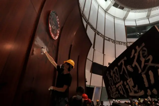 معترضان در شورای قانون‌گذاری