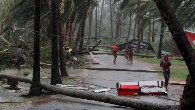 Тропический циклон привел к большим разрушениях в прибрежных районах Индии и Бангладеш