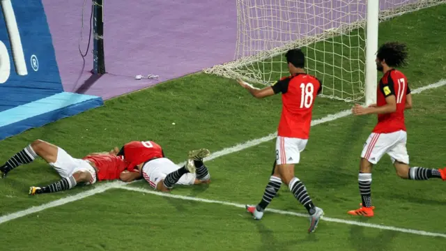 احتفالات اللاعبين مع محمد صلاح بعد إحرازه هدف التأهل من ركلة جزاء