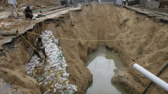 રસ્તા પર પડેલો ભૂવો