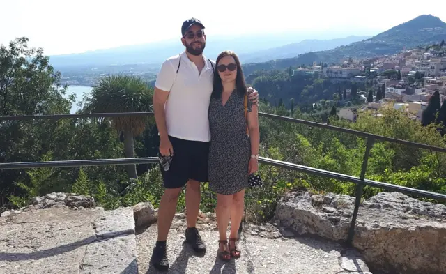 O engenheiro espanhol Rafael Ruiz Muñoz e sua namorada Marta moram em um apartamento em Manchester que "da noite para o dia" passou a ser considerado perigoso