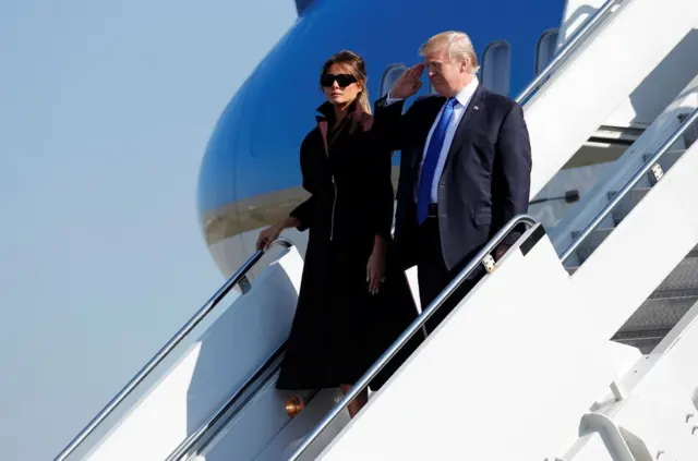 美国总统特朗普和第一夫人梅拉妮亚11月7日乘坐"空军一号"从日本横田空军基地起飞前往韩国访问。