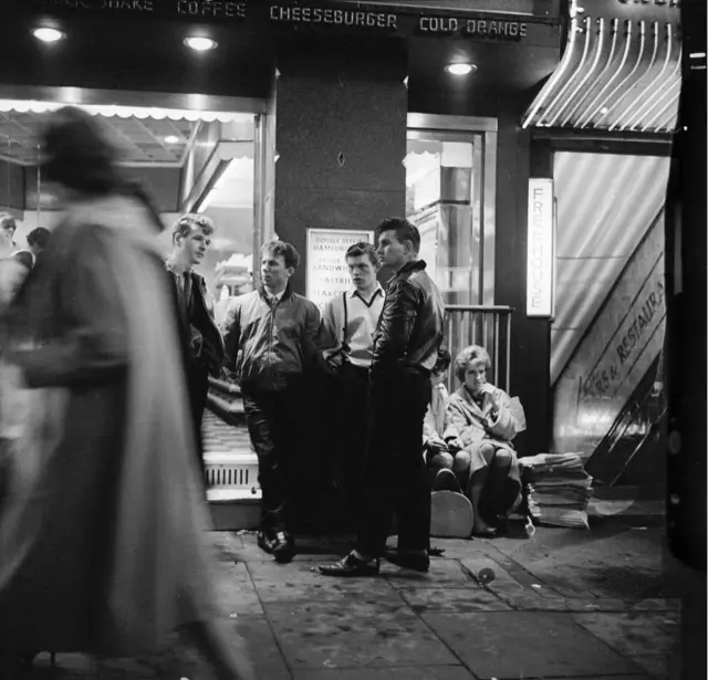 Генри Грант "Тедди-бойз у бургер-бара в лондонском Вест-Энде" (1962)