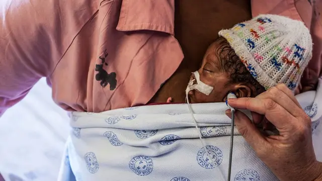 "mère kangourou", tient son fils contre sa peau tandis que