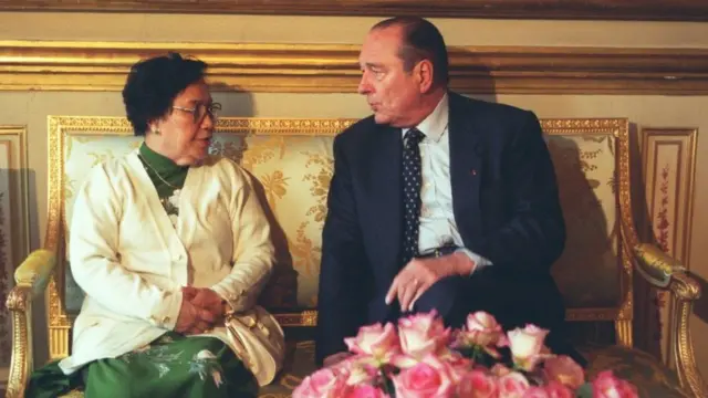 Bà Nguyễn Thị Bình nói chuyện với ông Jacques Chirac