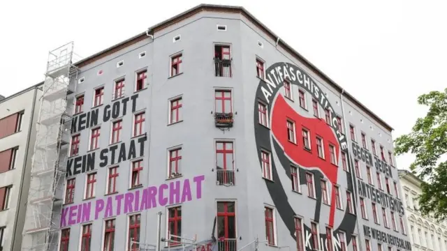 نماد آنتی‌فا بر ساختمانی در برلین پایتخت آلمان