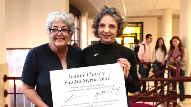 Joanne Chory y Sandra Díaz con un cartel donde se lee que fueron galardonadas con el Premio Princesa de Asturias