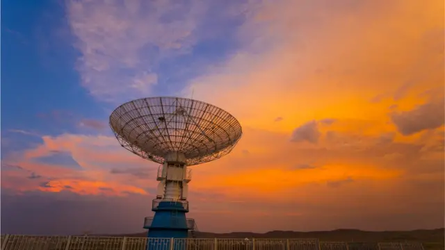 Telescopio al atardecer.
