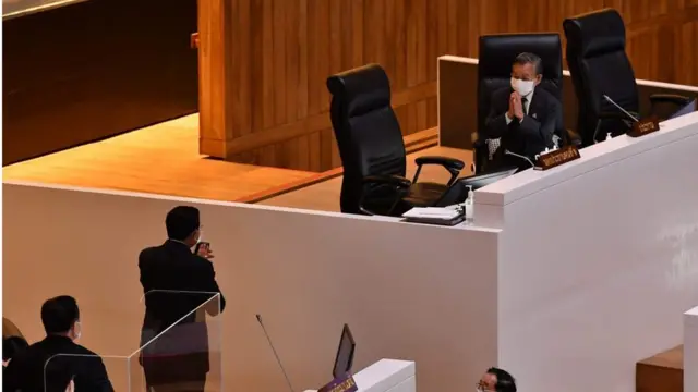 นายกฯ ขอบคุณนายชวน หลีกภัย หลังเสร็จศึกอภิปรายงบประมาณเมื่อเวลา 00.04 น. ของวันที่ 3 มิ.ย.