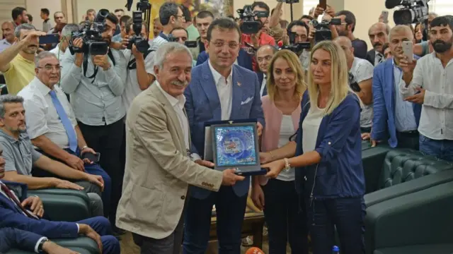 İstanbul Büyükşehir Belediye Başkanı Ekrem İmamoğlu, görevden alınan Diyarbakır Belediye Başkanı Selçuk Mızraklı'yı ziyaret etmişti