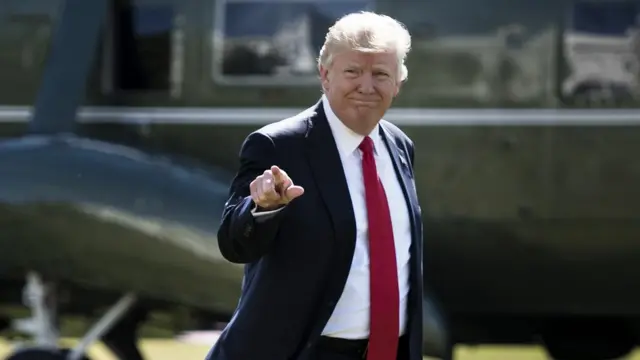 Trump eliyle işaret ediyor