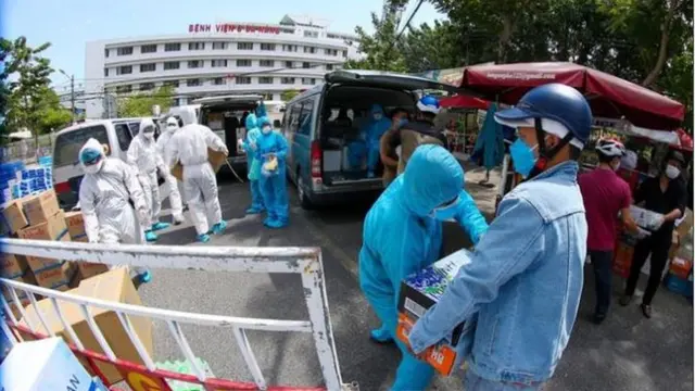 Tổ chức tiếp nhận các nhu yếu phẩm dành cho đội ngũ y tế tại khu vực bệnh viện C Đà Nẵng.
