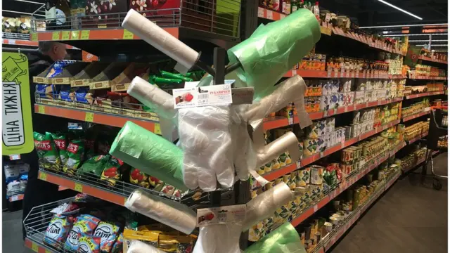 Пакети та рукавички в супермаркеті