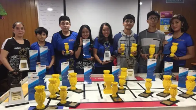 Estudiantes de Robotecnia, una de las escuelas más reconocidas en robótica extracurricular en México.